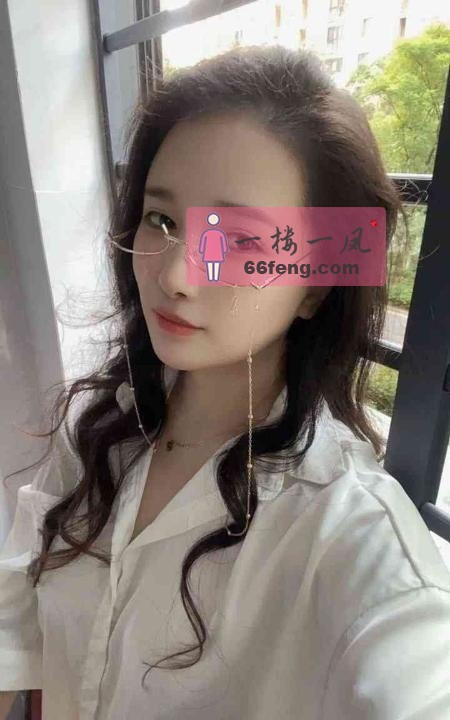 性感眼镜妹
